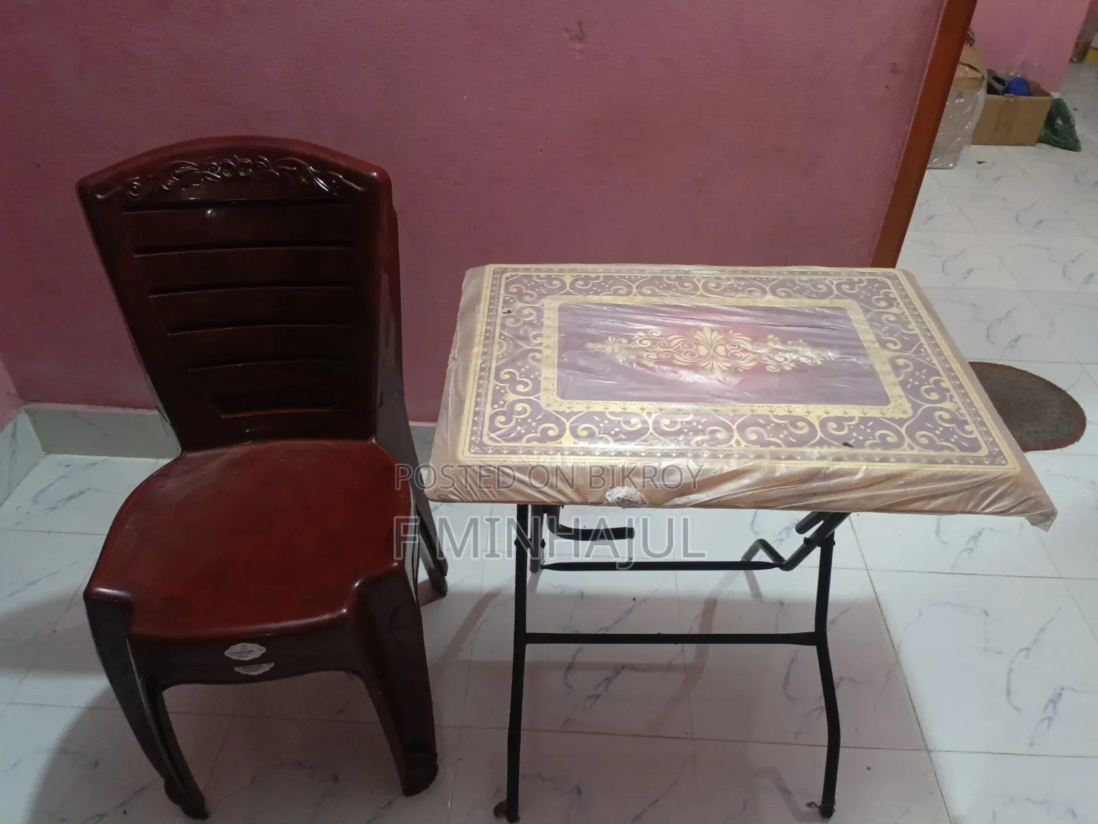 একটি ফোল্ডিং টেবিল ও দুটি চেয়ার