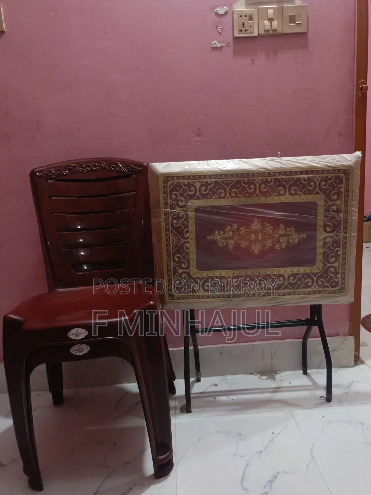 একটি ফোল্ডিং টেবিল ও দুটি চেয়ার