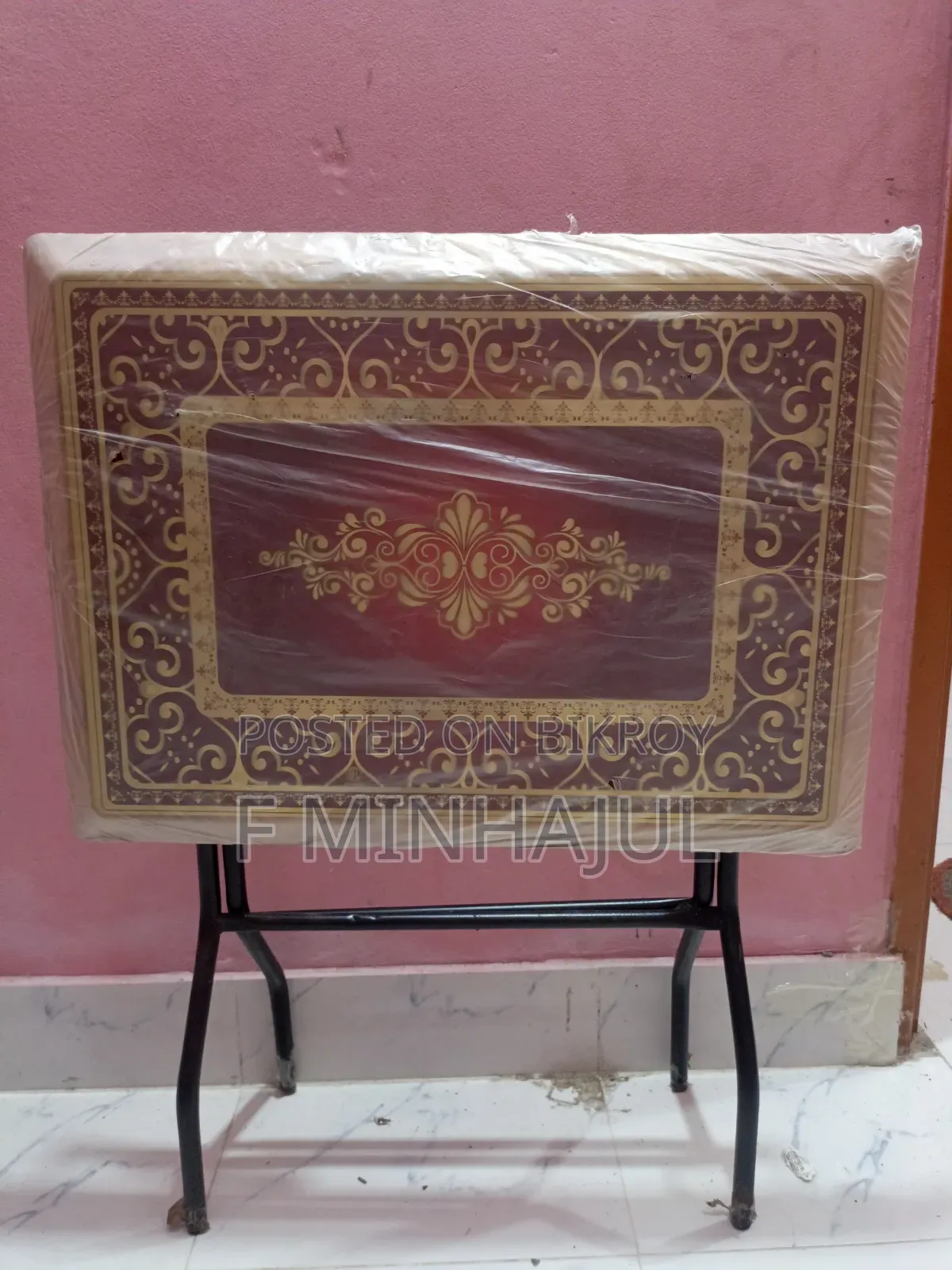 একটি ফোল্ডিং টেবিল ও দুটি চেয়ার