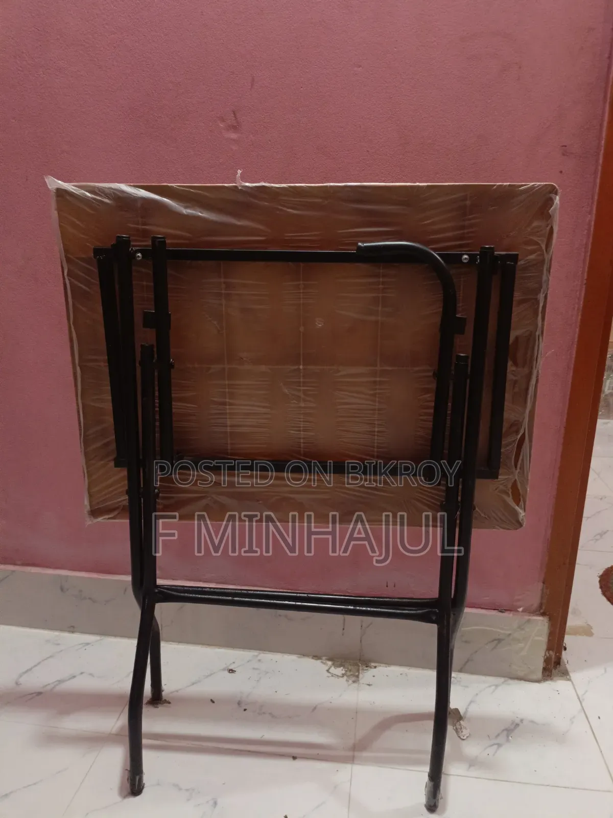 একটি ফোল্ডিং টেবিল ও দুটি চেয়ার