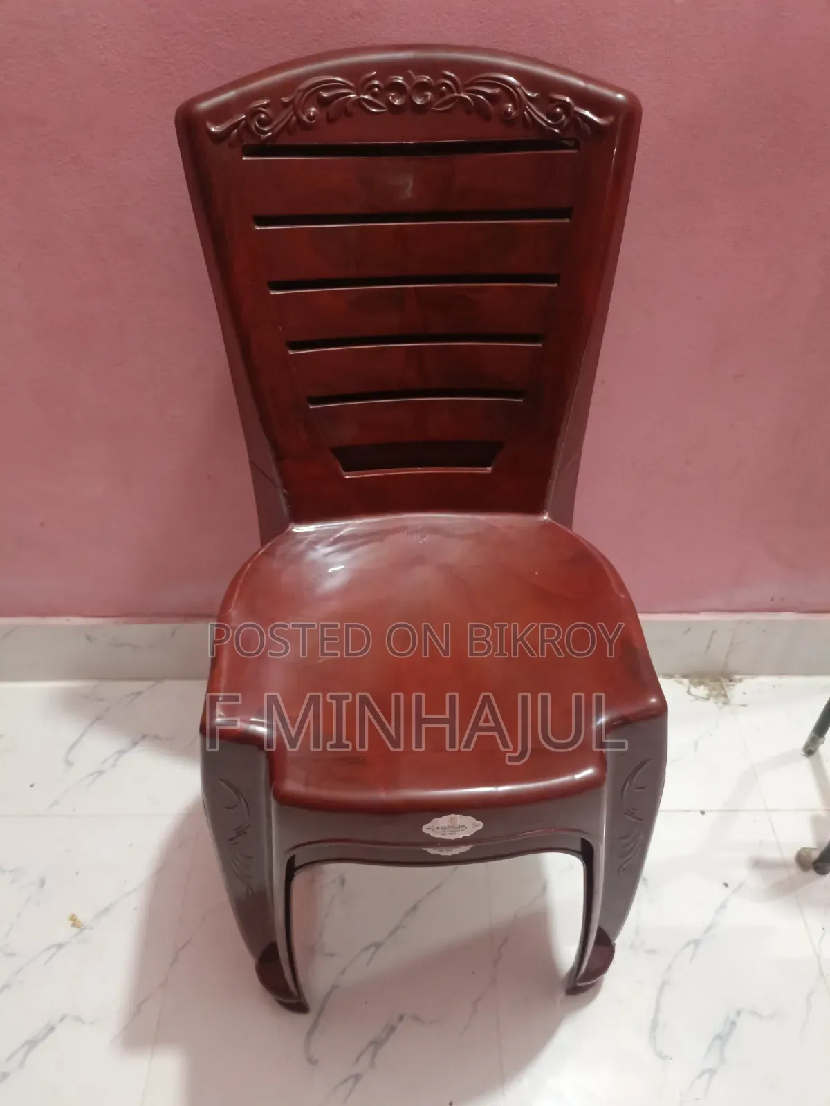একটি ফোল্ডিং টেবিল ও দুটি চেয়ার