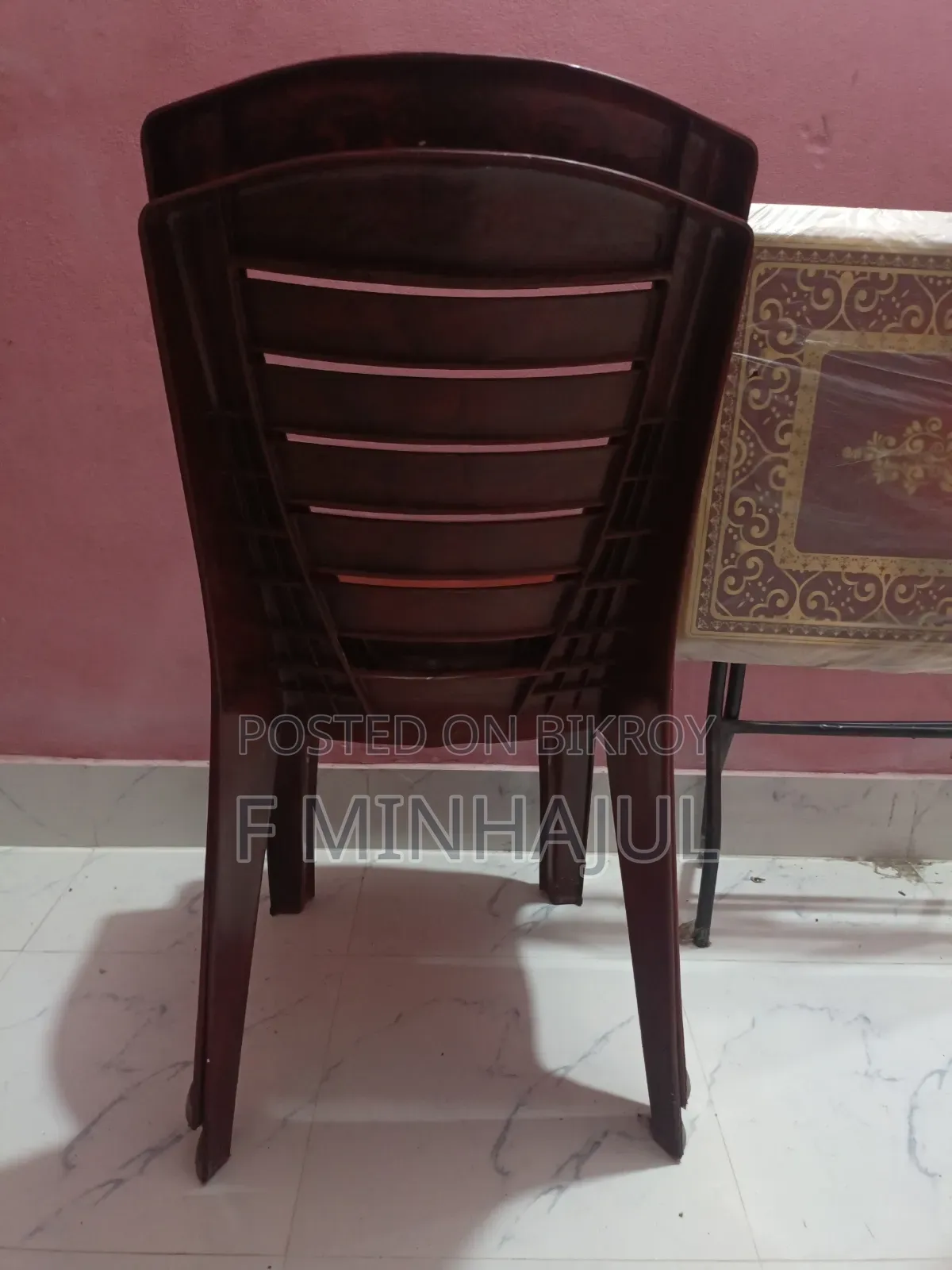 একটি ফোল্ডিং টেবিল ও দুটি চেয়ার
