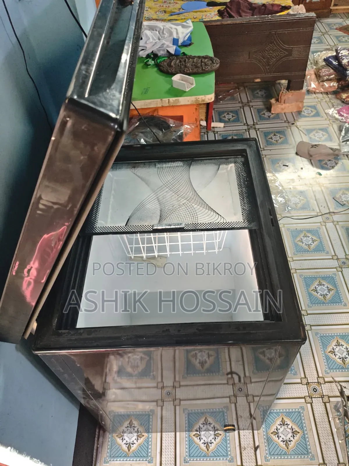 নির্বাচিত অঞ্চলটি একটি কালো স্মার্ট ১৫০-লিটার দেখাচ্ছে