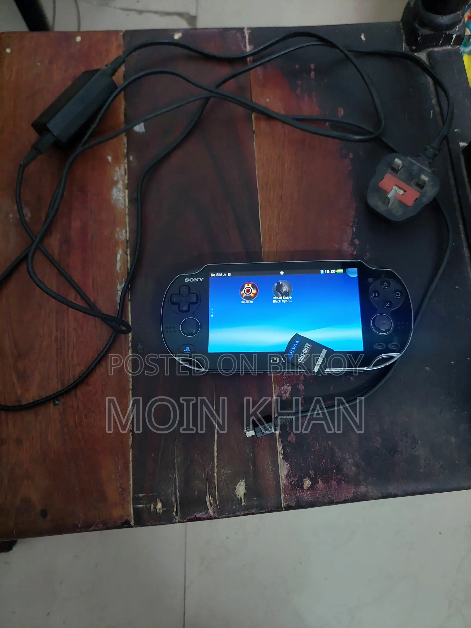 Sony PS Vita PCH-1103 (3G-WiFi) + 4GB + 2 Games + Original Charger