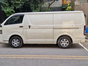 Toyota HiAce 2017 White