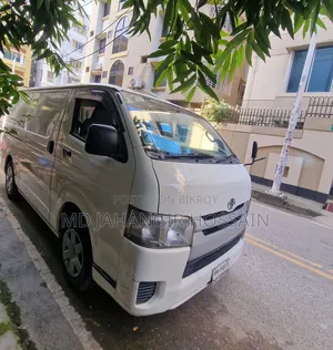 Toyota HiAce 2017 White