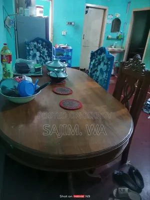 ডাইনিং টেবিল