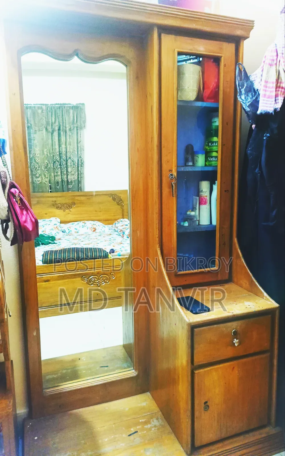ড্রেসিং টেবিল এবং আলনাহ
