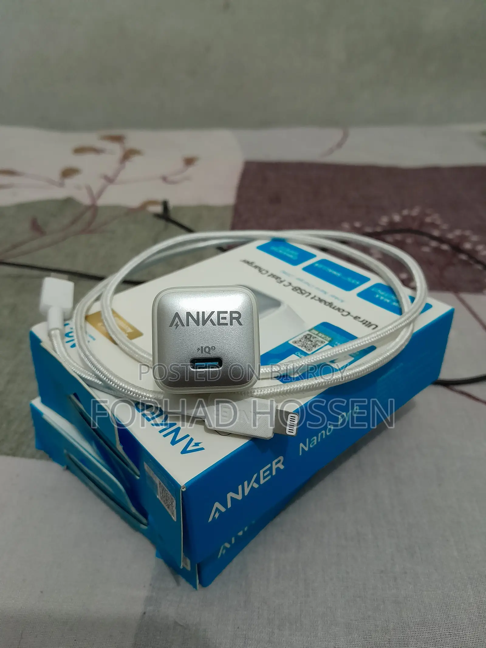 ২০ডব্লিউ অ্যাডাপ্টার এবং লাইটনিং টু সি ক্যাবল
