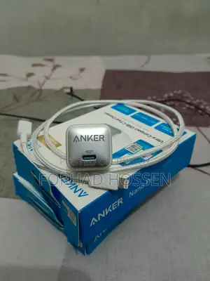 ২০ডব্লিউ অ্যাডাপ্টার এবং লাইটনিং টু সি ক্যাবল