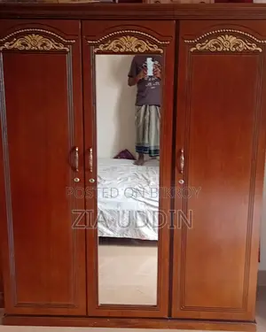 ভিনিয়ার কাঠের আলমারি