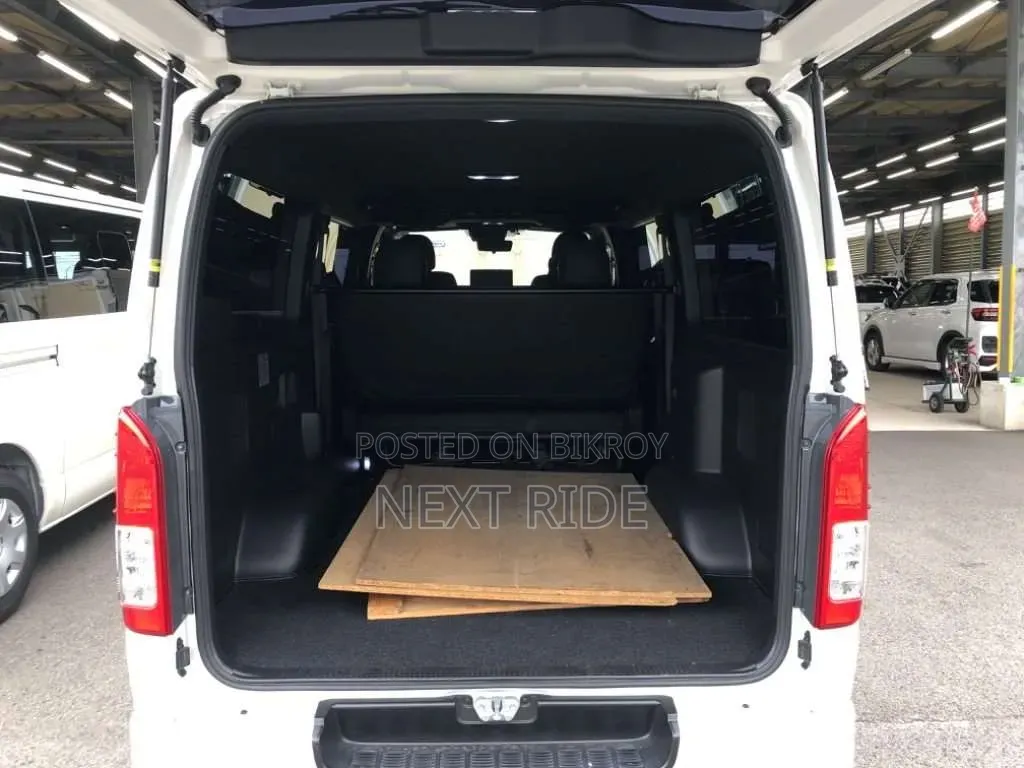 Toyota HiAce 2021