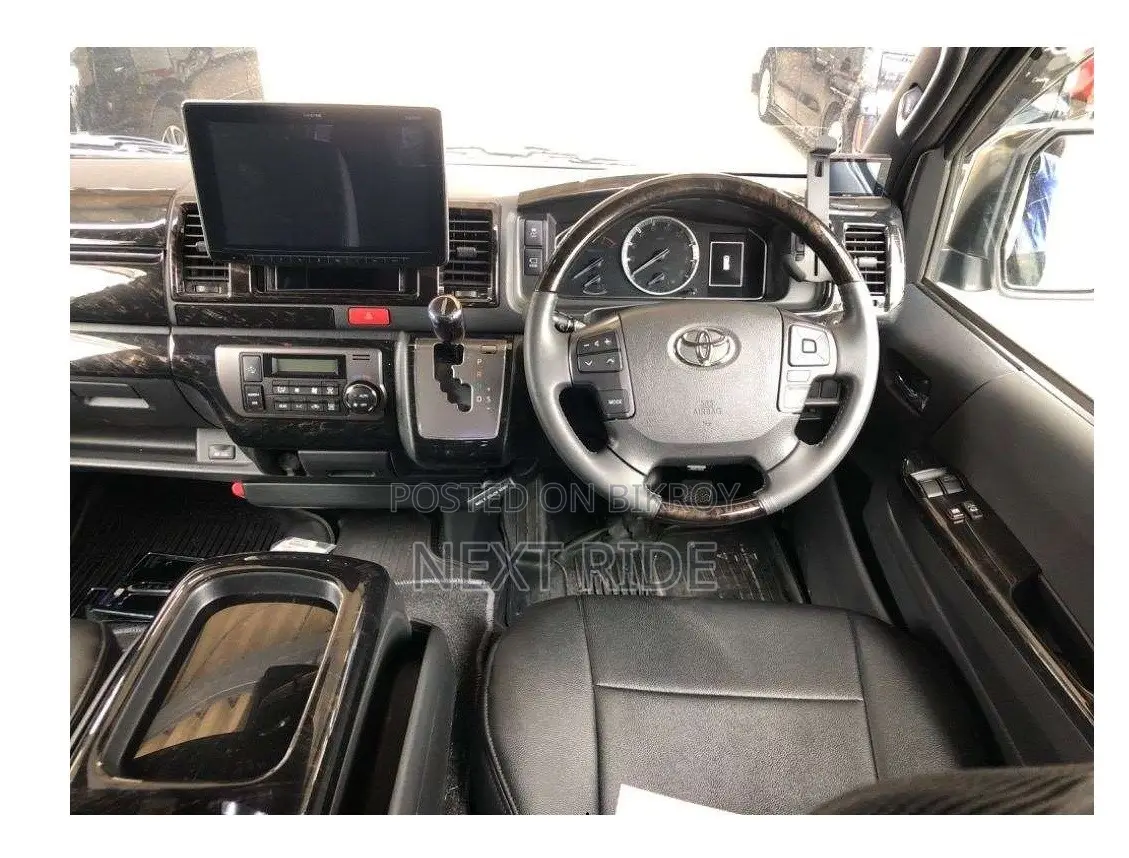 Toyota HiAce 2021