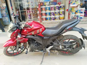 সুজুকি জিক্সার ২০২২ লাল