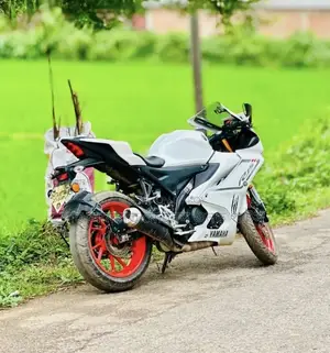 ইয়ামাহা আর১৫এম ২০২৫ সাদা