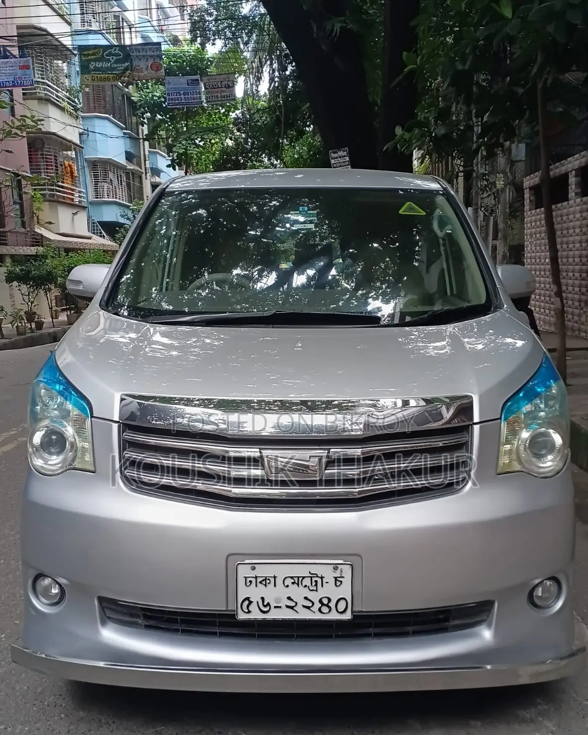টয়োটা এক্স নোহা ২.০ ১৪৩এইচপি অল-হুইল ড্রাইভ (৭ সিটার) ২০১১ রূপালী