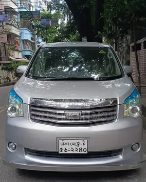 টয়োটা এক্স নোহা ২.০ ১৪৩এইচপি অল-হুইল ড্রাইভ (৭ সিটার) ২০১১ রূপালী