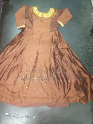 ব্যবহৃত নারীদের পোশাক বাদামী ও সোনালী