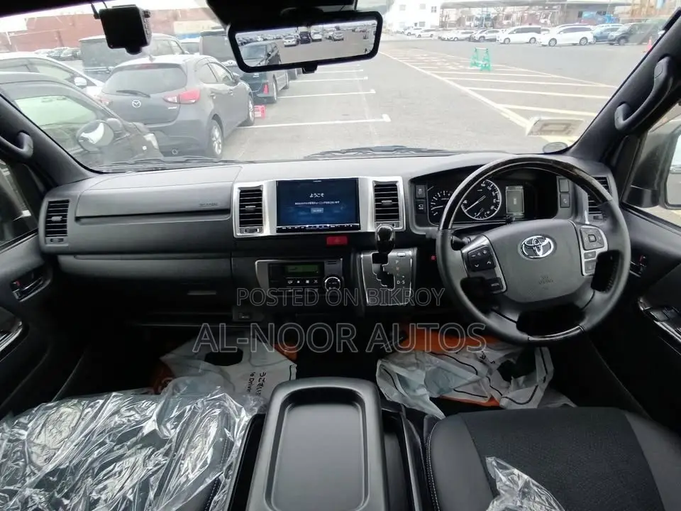 Toyota HiAce 2022