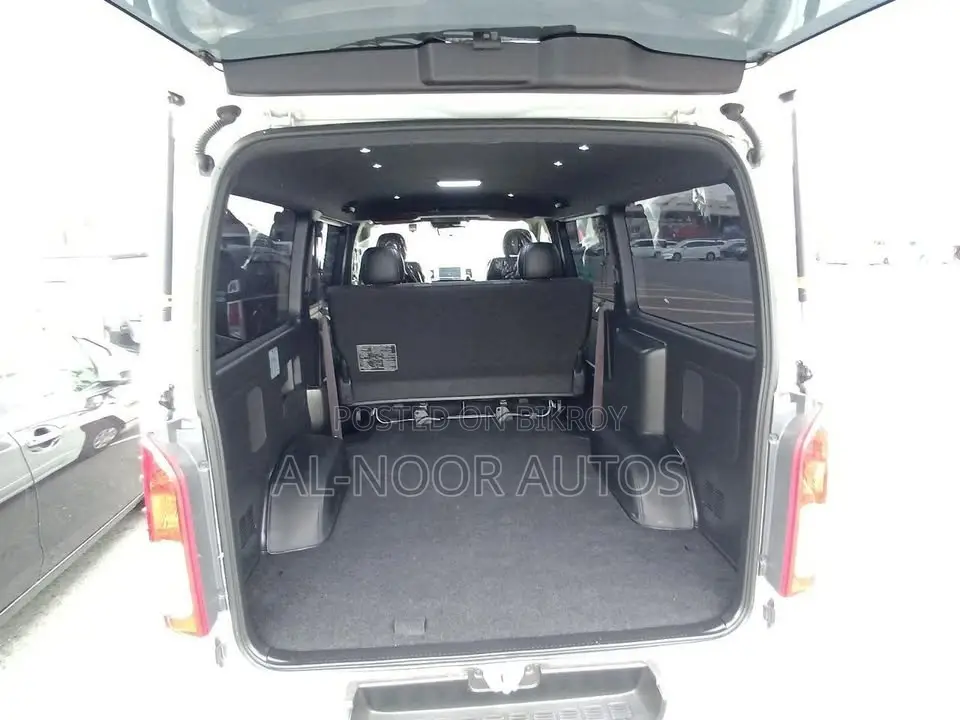 Toyota HiAce 2022