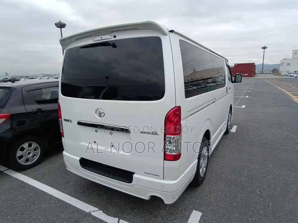 Toyota HiAce 2022