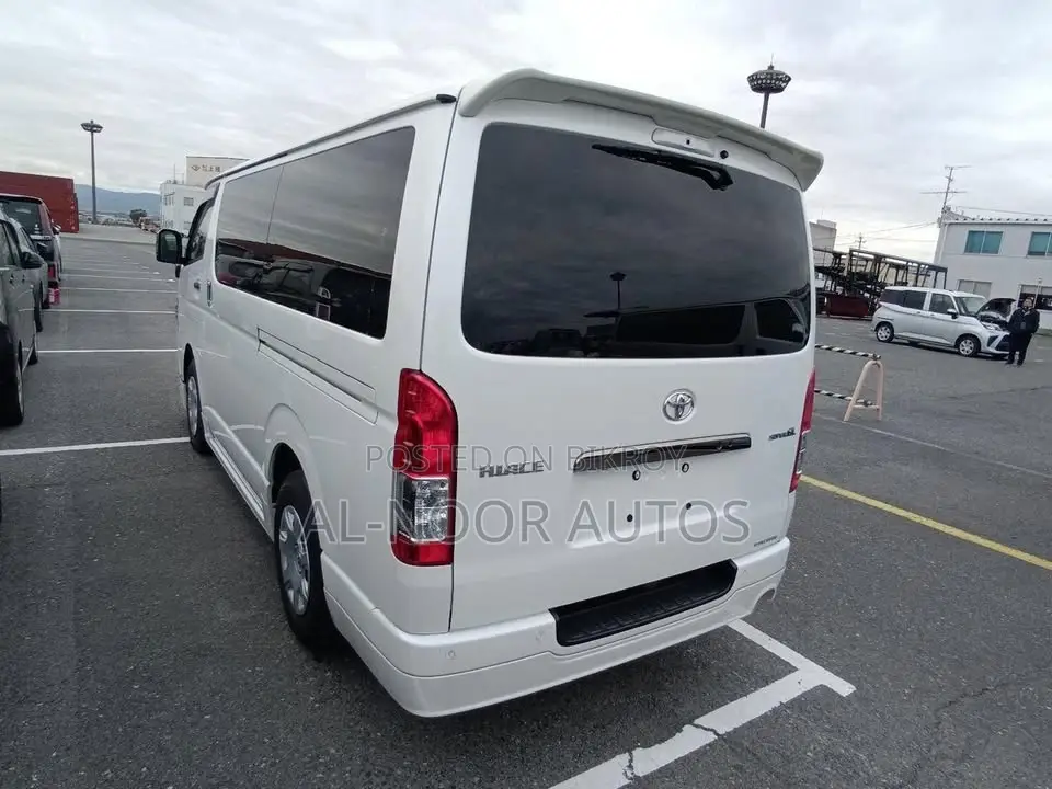 Toyota HiAce 2022