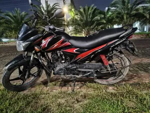 সুজুকি হায়াতে ২০১৯ কালো