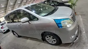 টয়োটা এক্স নোহা ২.০ ১৪৩এইচপি অল-হুইল ড্রাইভ (৭ সিটার) ২০১১ রূপালী