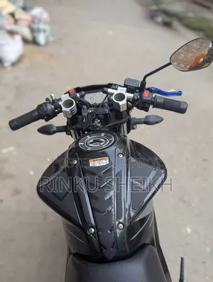 সুজুকি গিক্সার ২০২৩ কালো