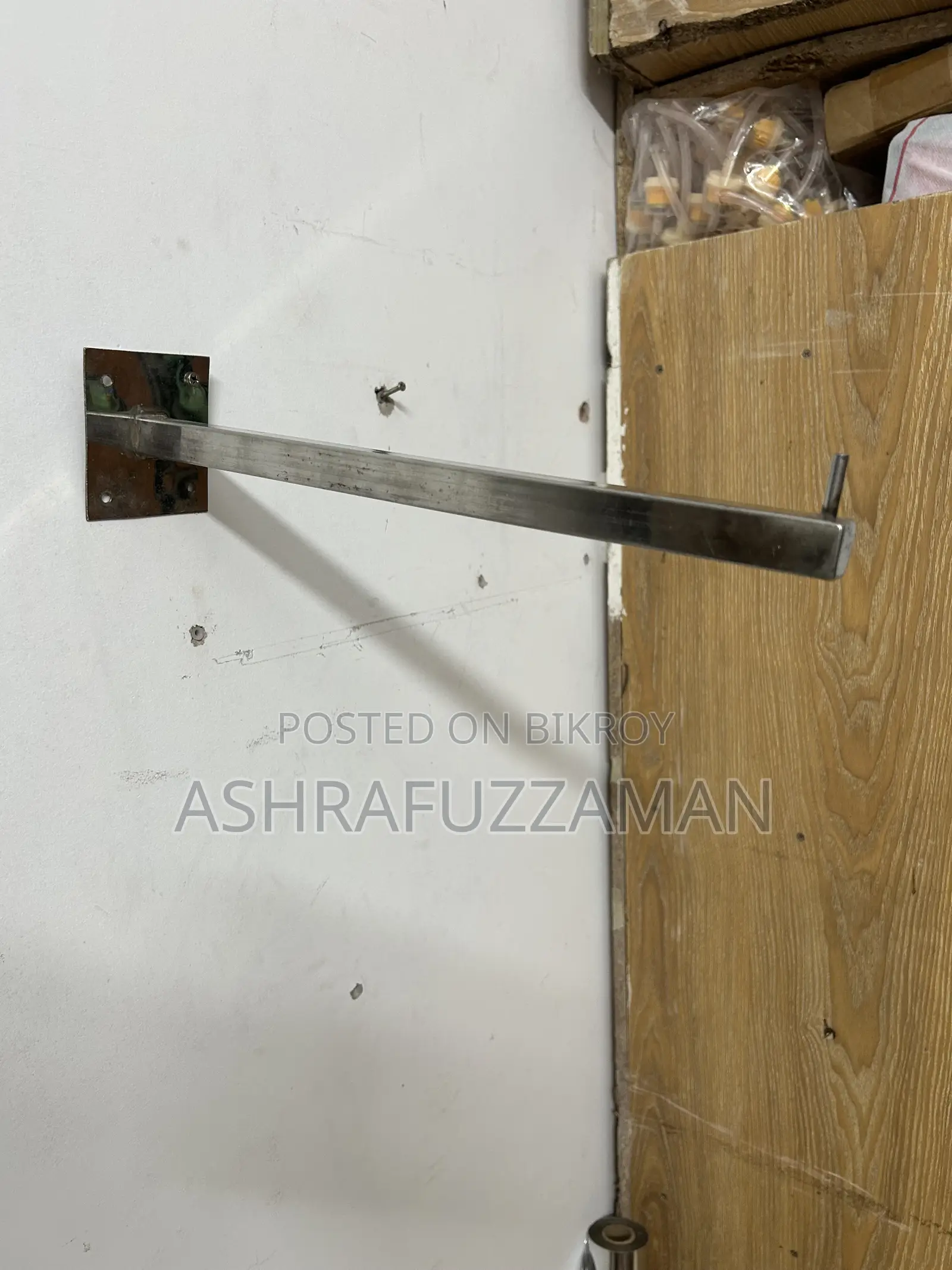 Wall hanger for clothes in shops and homes