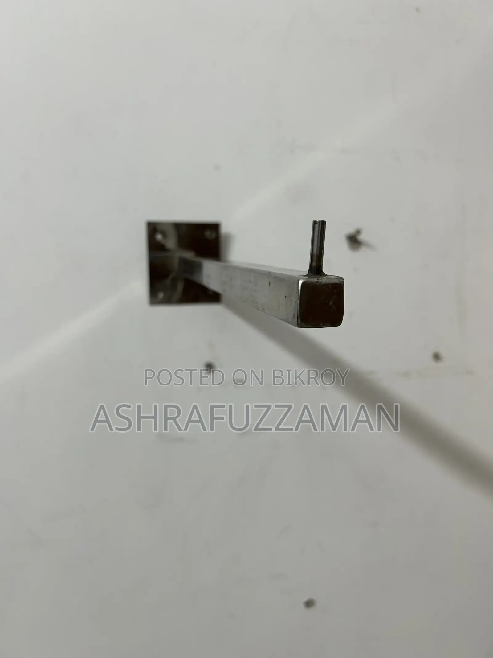 Wall hanger for clothes in shops and homes