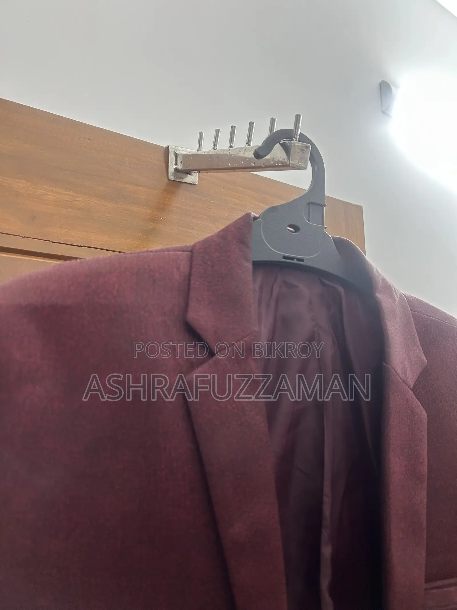 Wall hanger for clothes in shops and homes