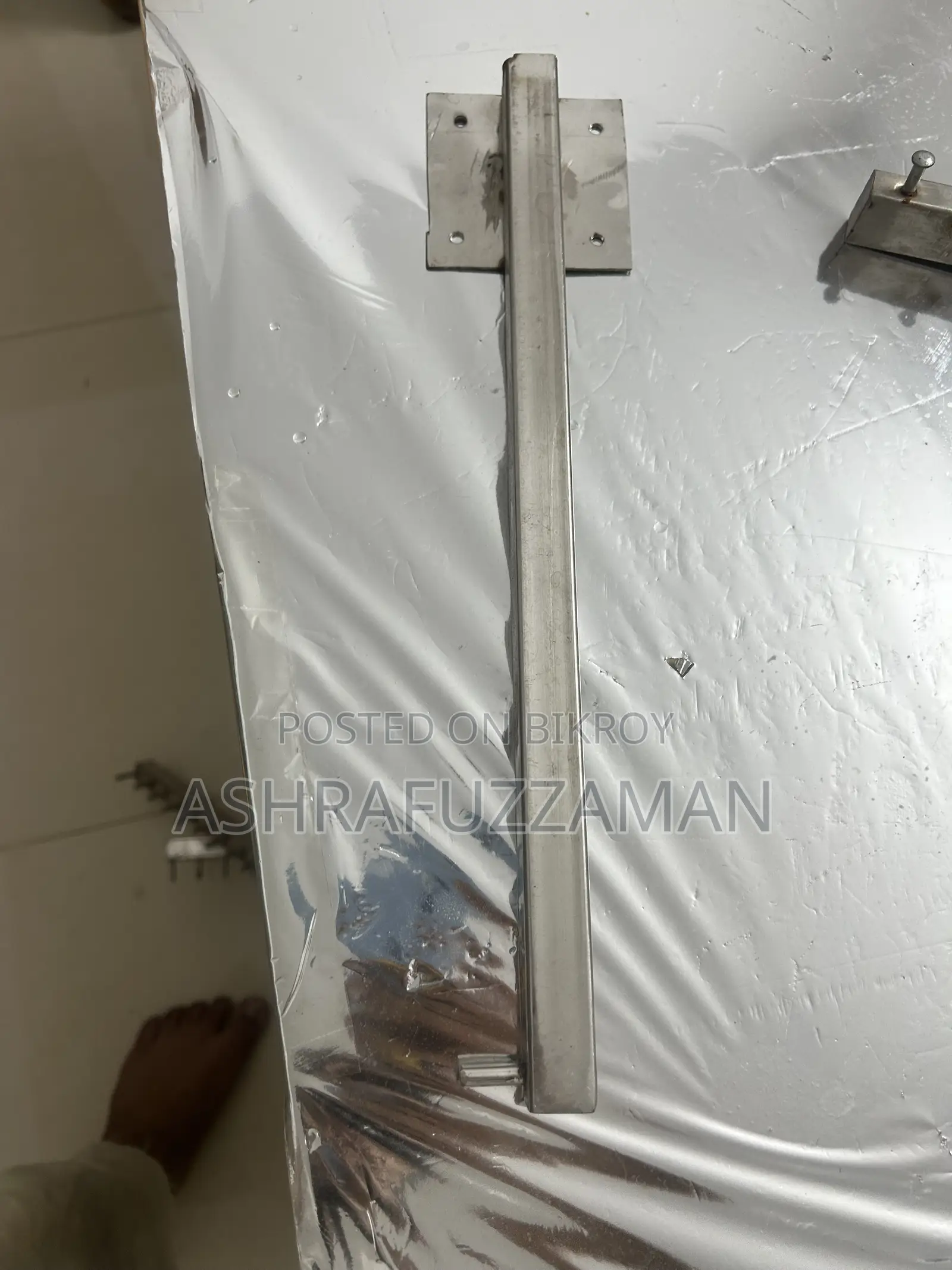 Wall hanger for clothes in shops and homes