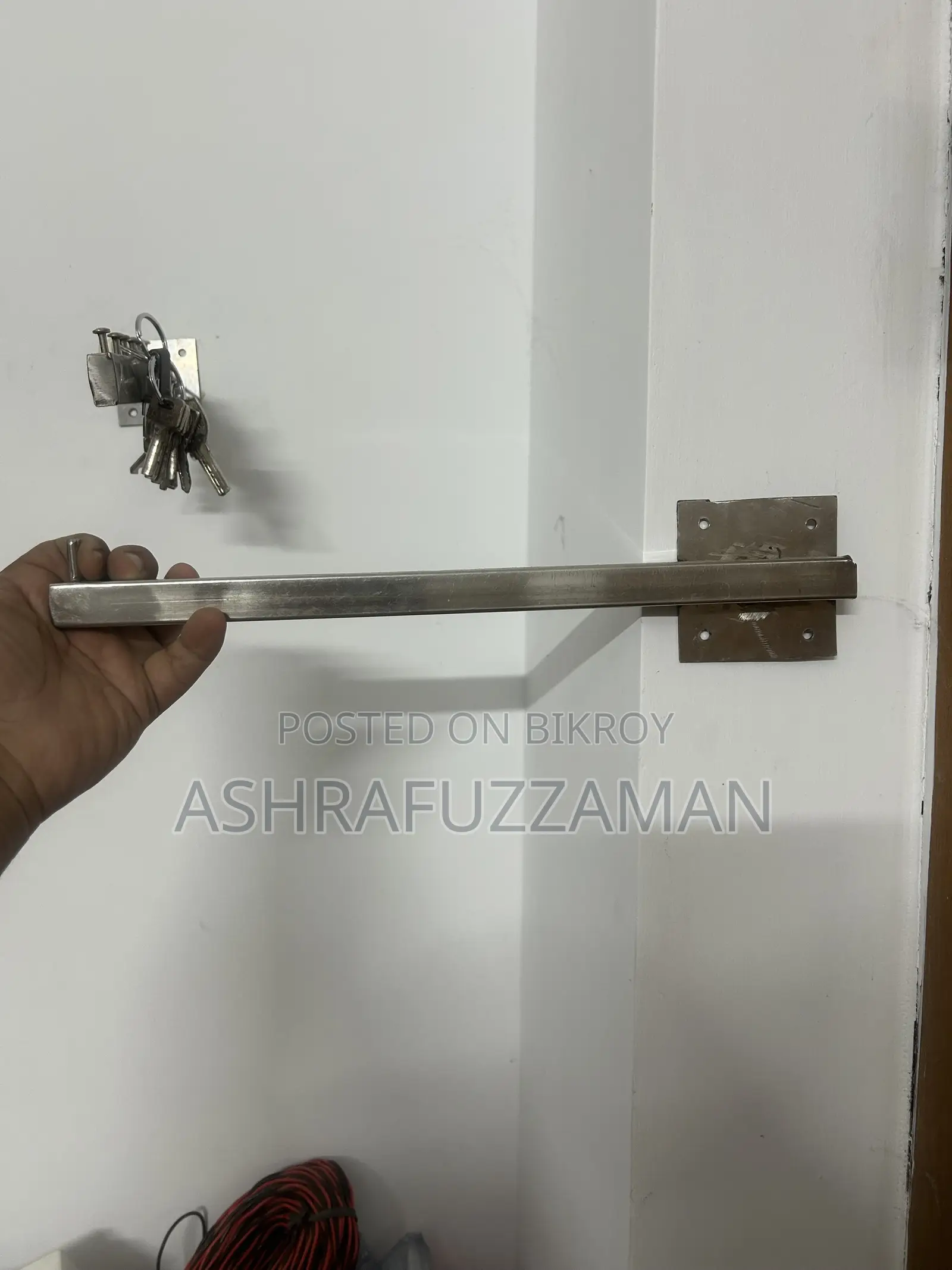 Wall hanger for clothes in shops and homes