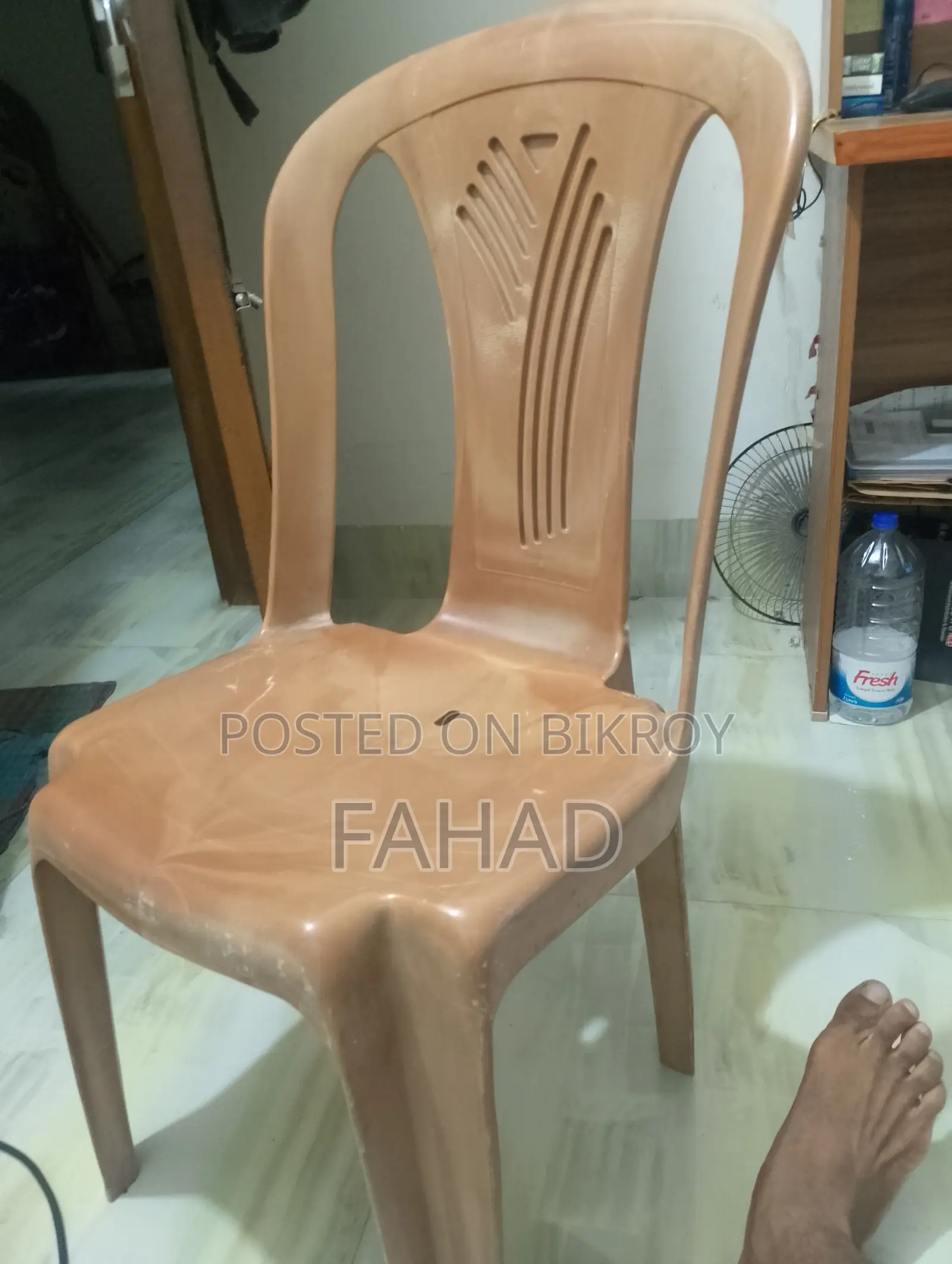 Table With a Chair With No Scratch or Damages
