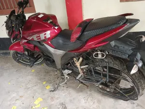 সুজুকি জিক্সার ২০২২ লাল