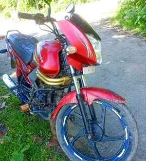 মাহিন্দ্রা সেঞ্চুরো ২০১৭ লাল