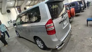 টয়োটা এক্স নোহা ২.০ ১৪৩এইচপি অল-হুইল ড্রাইভ (৭ সিটার) ২০১১ রূপালী