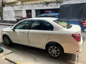 টয়োটা অ্যাক্সিও ১.৫ জি ২ডব্লিউডি ২০১৫ সাদা