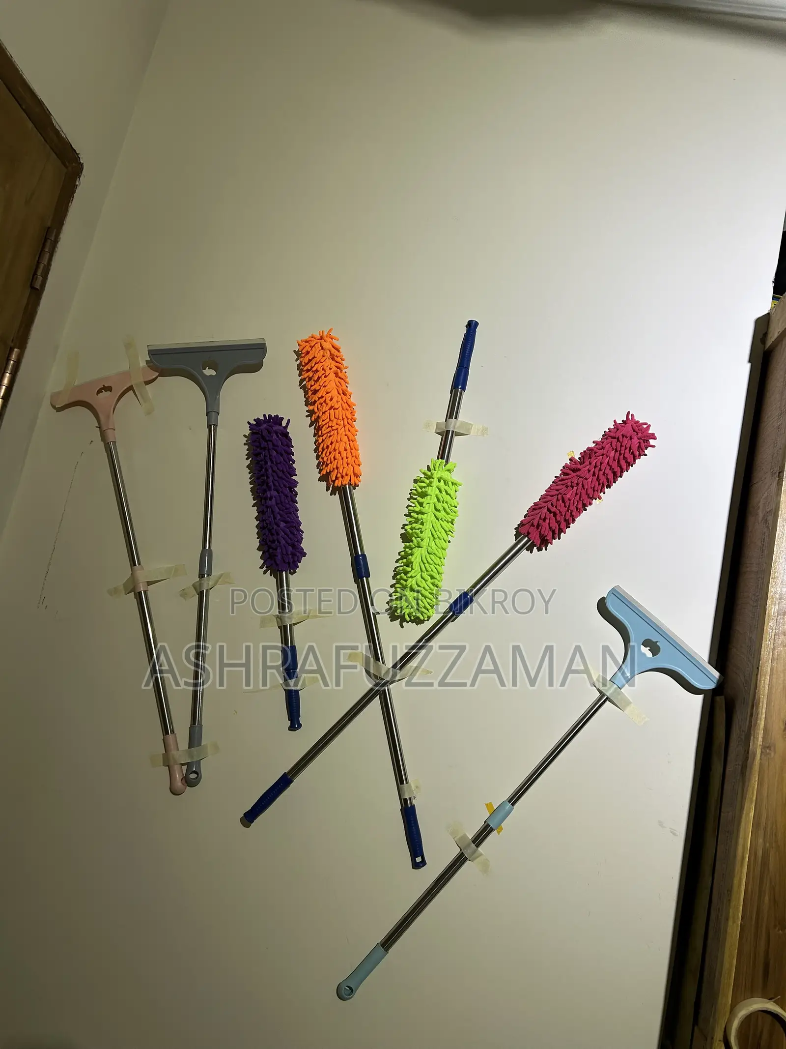 Machine for cleaning household dirt and glass tiles