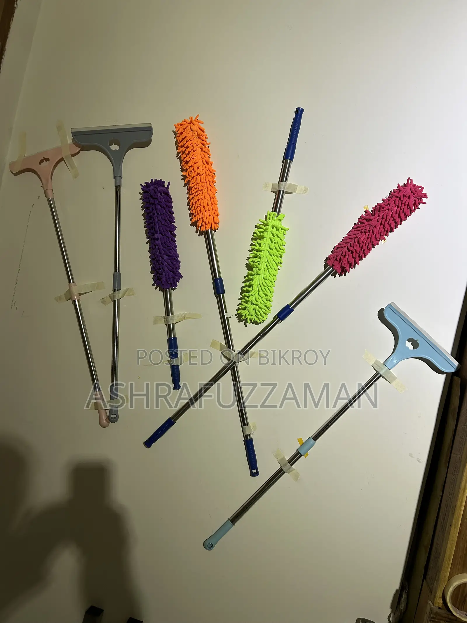 Machine for cleaning household dirt and glass tiles