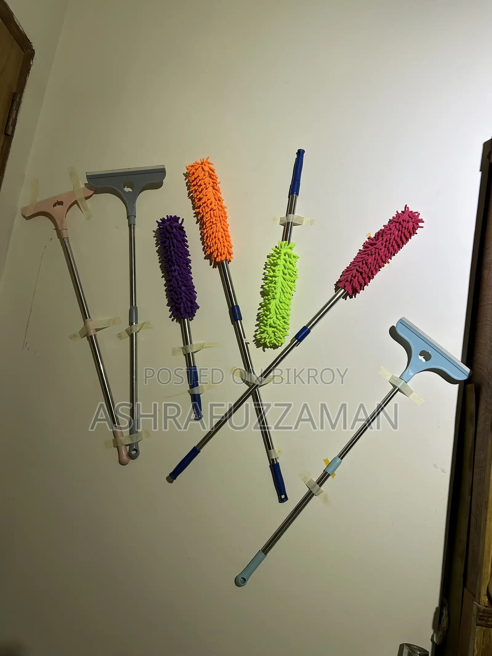 Machine for cleaning household dirt and glass tiles