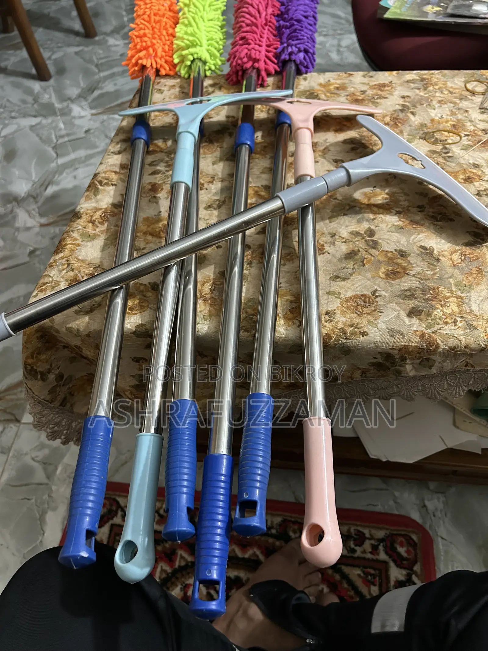 Machine for cleaning household dirt and glass tiles