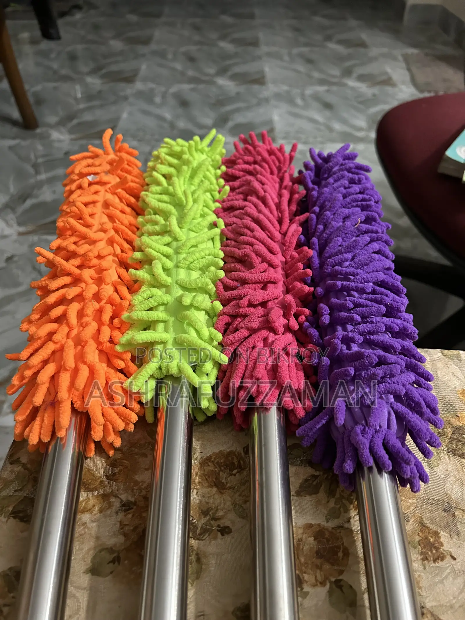 Machine for cleaning household dirt and glass tiles