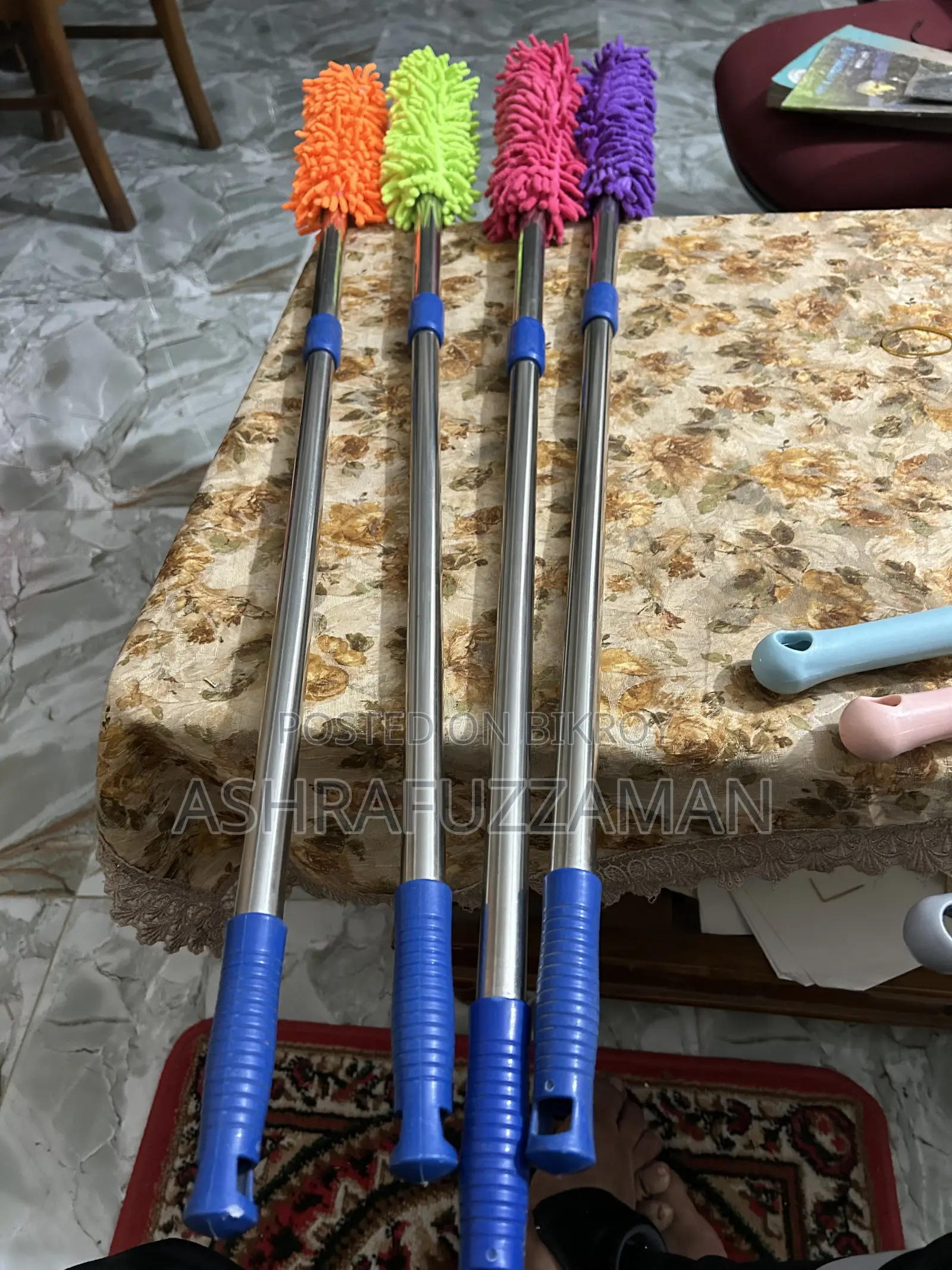 Machine for cleaning household dirt and glass tiles