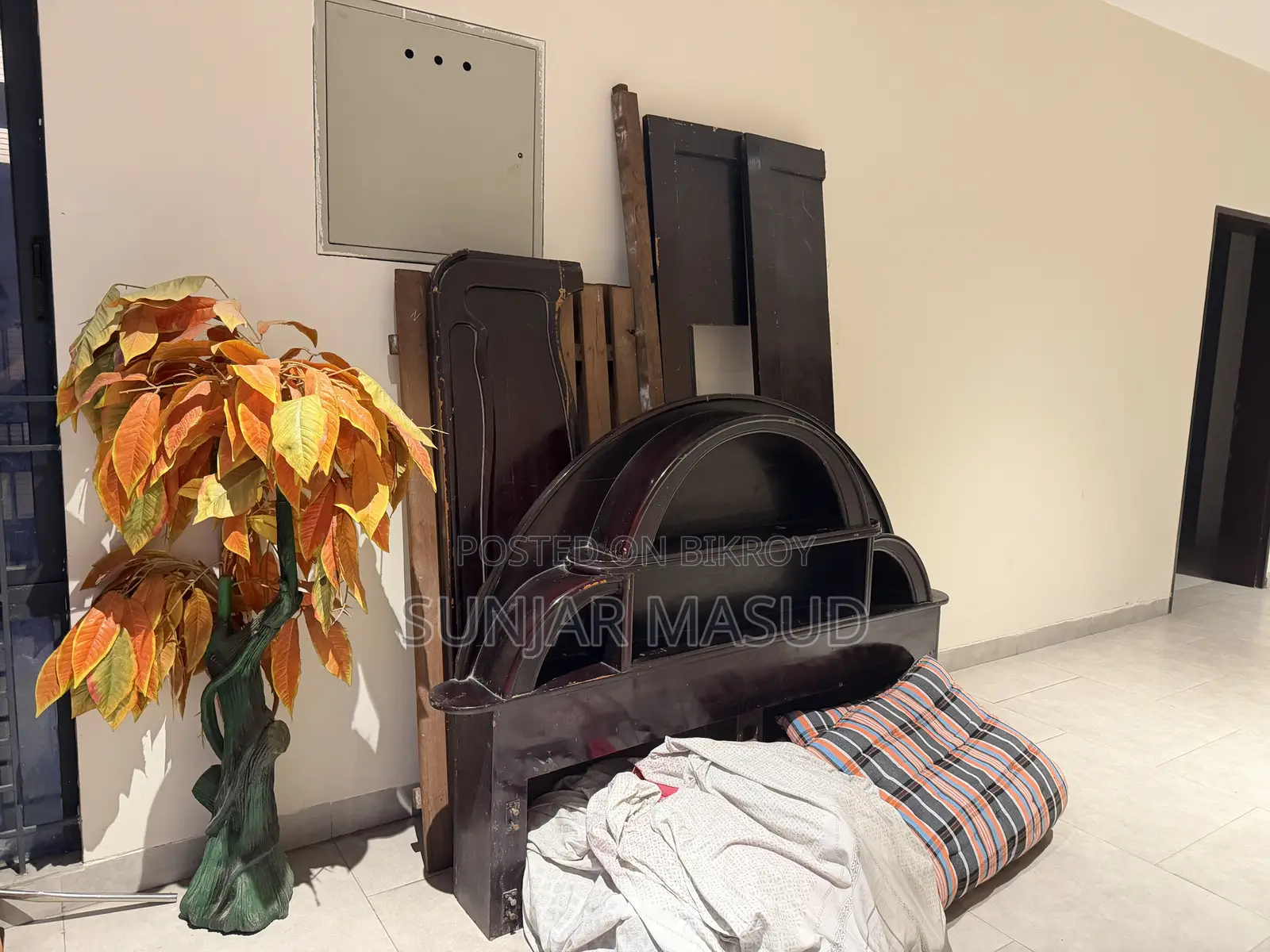 Shegun Wood Antique Bed