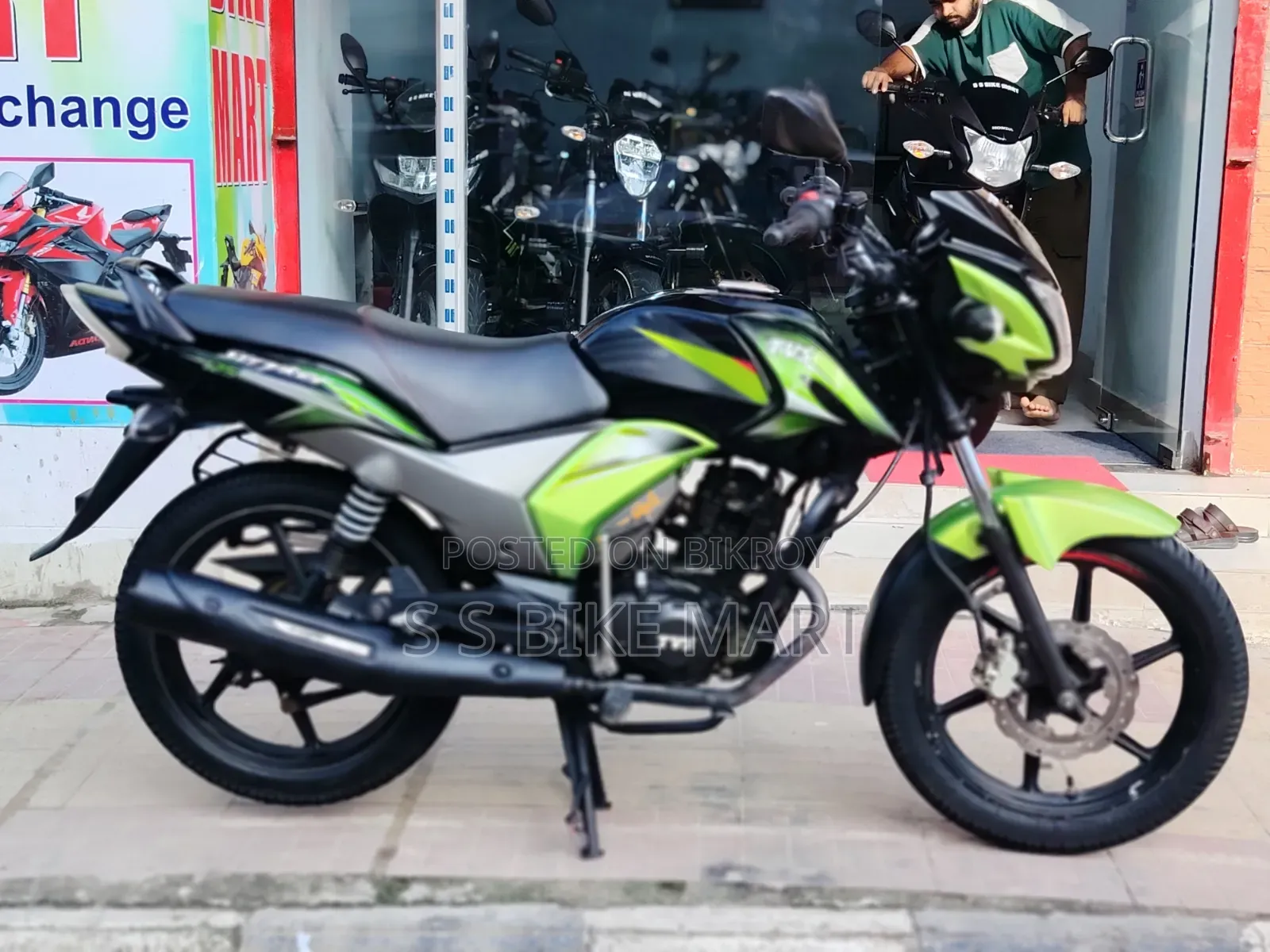 টিভিএস স্ট্রাইকার ১২৫ ২০২০ কালো