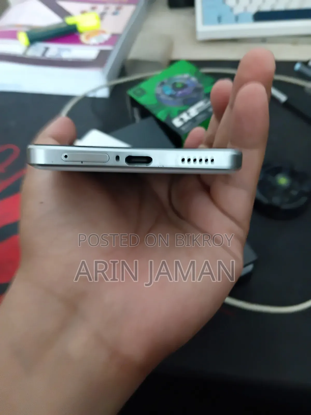 আইকিউওও ২৫৬ জিবি সাদা