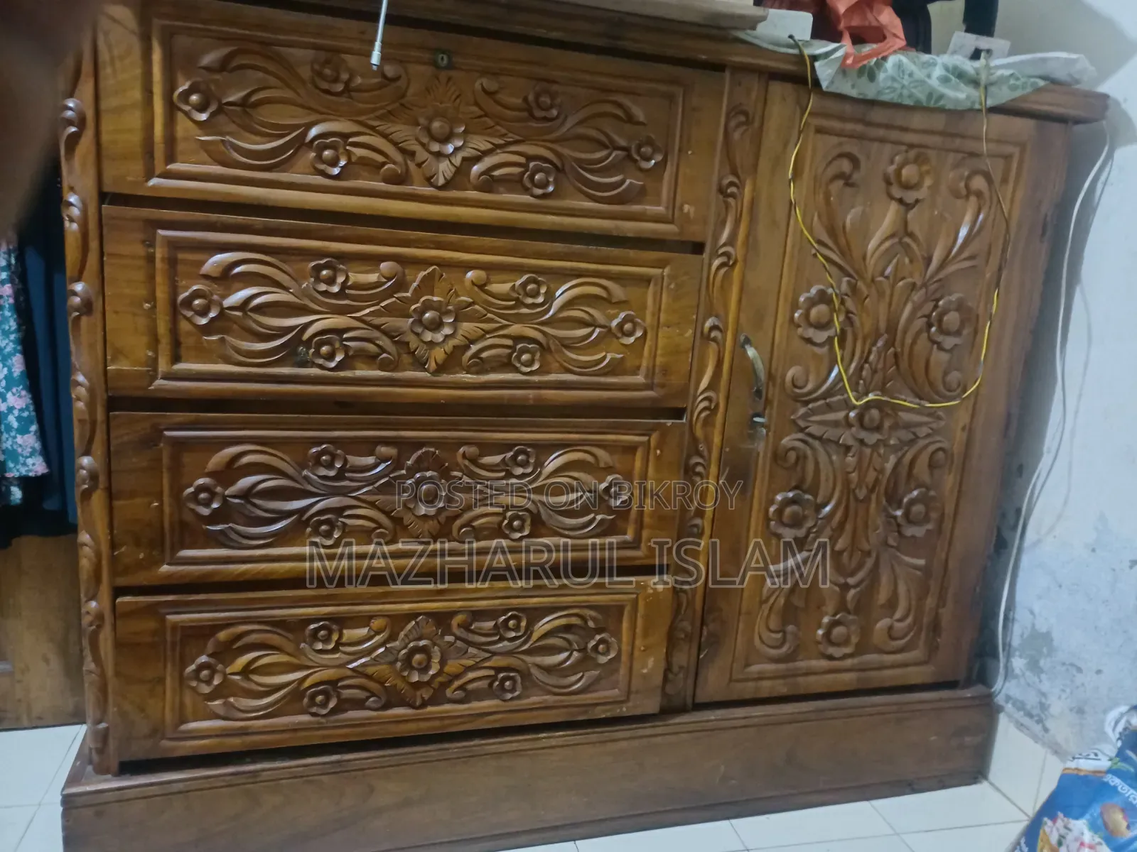 Koroigach wooden wardrobe for sale