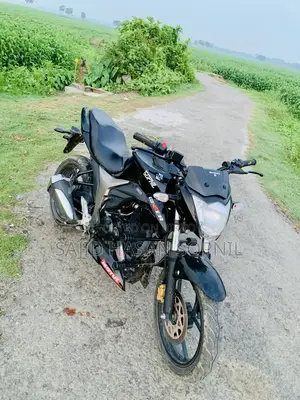 সুজুকি জিক্সার ২০২৫ ব্ল্যাক